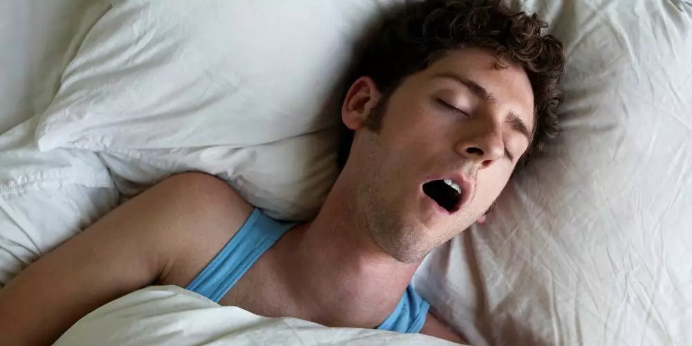 oprire-respiratie-in-timpul-somnului-250x125 Man sleeping and snoring, overhead view